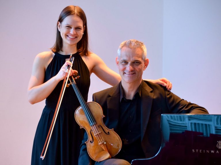 Heimspiel - Klassikkonzert Das Bild zeigt die Musiker Sara Göbel und Tobias Göbel aus Wunstorf mit ihren Instrumenten Geige und Klavier.