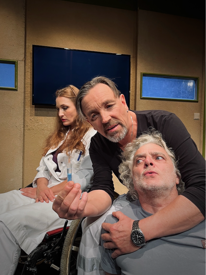 Der Seelenbrecher - Krimi Das Bild zeigt eine Szene aus dem Schauspiel "Der Seelenbrecher" mit zwei Männern und einer Frau.